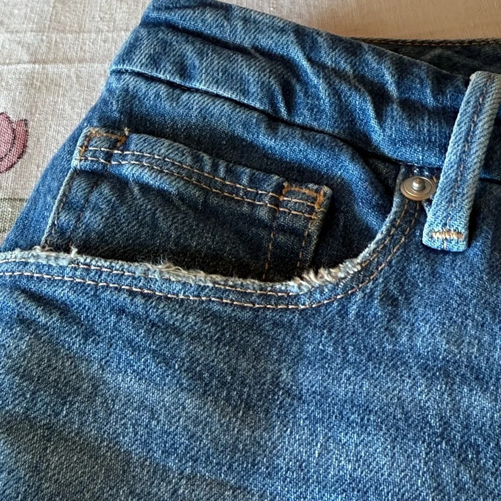 Good American High Waist Split Hem with Cutaway Button Fly Jeans 4/27 - Picture 14 of 15